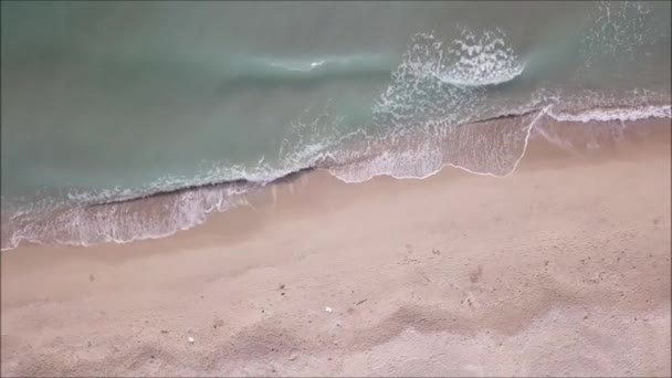 Вид Сверху Борта Беспилотника Море Волны Красота Пейзаж Природы Пляжем — стоковое видео