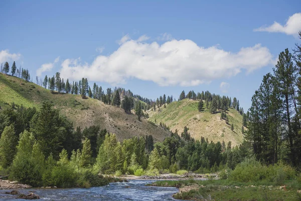 Nuvens Flutuam Céu Azul Acima Rio Boise Perto Featherville Idaho — Fotografia de Stock