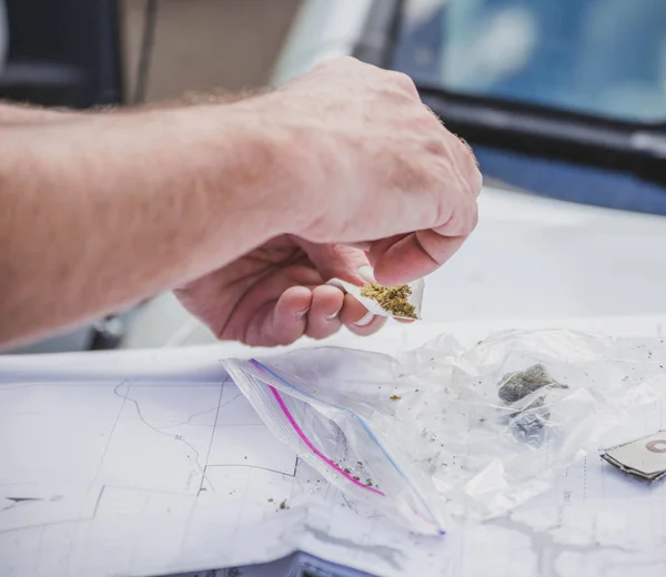 Cierre Manos Una Persona Enrollando Porro Con Marihuana Cannabis Papel —  Fotos de Stock