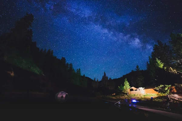 Vía Láctea Brilla Cielo Nocturno Sobre Edificios Una Piscina Natural — Foto de Stock
