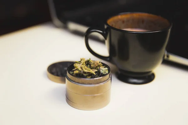 Cannabis Marihuána Vagy Virág Asztalon Egy Csésze Kávé Egy Laptop — Stock Fotó
