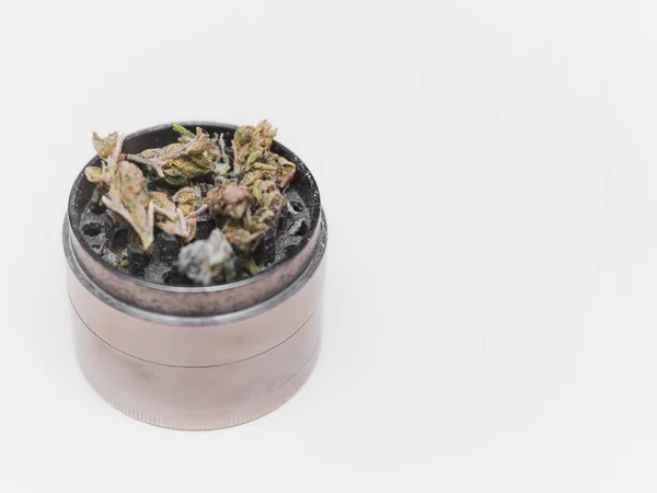 Acél Grinder Zöld Kannabisz Virág Rügyek Belül — Stock Fotó