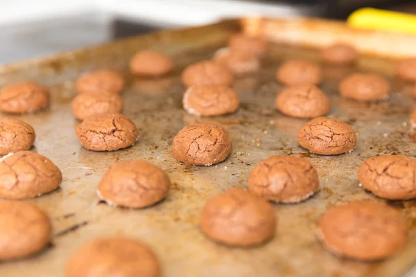 Galletas Chocolate Horneadas Una Bandeja Galletas Con Chispas Azúcar —  Fotos de Stock