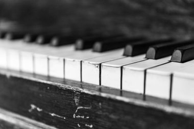 Piyano klavye üzerinde eski bir dik piyano (siyah ve beyaz / siyah beyaz fotoğraf detayını kapatın).