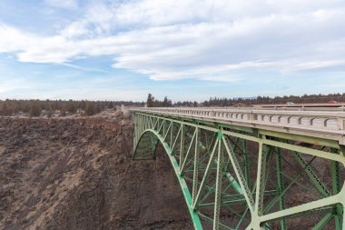 Peter Skene Ogden Parkı yakınındaki Terrebonne, Oregon olarak görülen çelik kemer köprü görünümü.