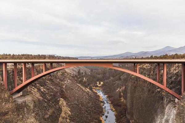 从俄勒冈州特雷邦附近的彼得 奥格登公园看到的钢拱桥 — 图库照片