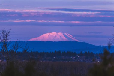 Mor ve pembe günbatımı, ABD 'nin Washington kentindeki St. Helens Dağı' nı aydınlatıyor. Kuzey Portland, Oregon, ABD 'den yakalandı..