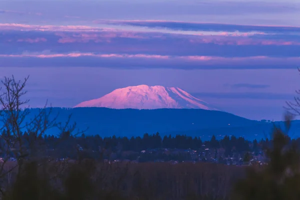 Lila Und Rosafarbene Sonnenuntergänge Erleuchten Den Schneebedeckten Mount Helens Washington — Stockfoto