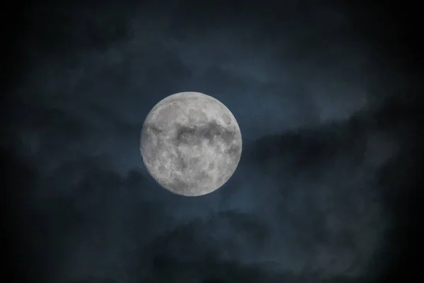 在夜空中 满月在云层后面被捕获 乌云覆盖着明亮的白色满月 2020年夏天在俄勒冈州波特兰附近被捕 — 图库照片