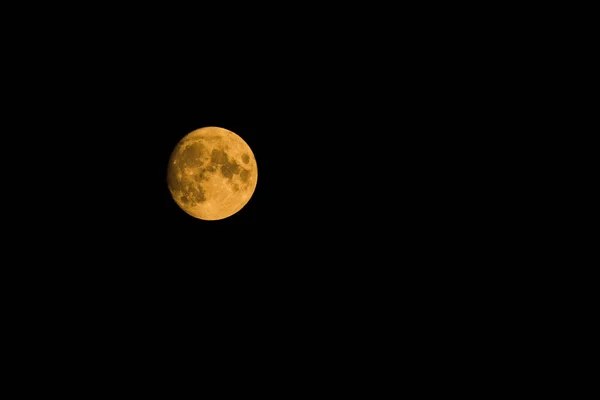 Mlhavý Měsíc Zakouřený Měsíc Oranžový Úplněk Zachycený Černé Obloze — Stock fotografie