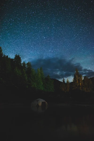 Звездное Ночное Небо Над Маленьким Куполом Бассейне Горячими Источниками Яркое Лицензионные Стоковые Фото