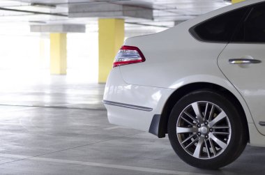 Arabanın kuyruğu çok katlı otoparkta. 
