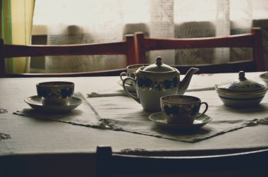 Sovyet mutfağının içinde servis masası var.