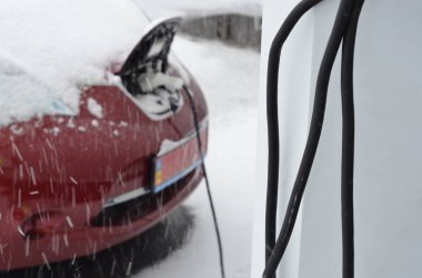 Kışın şarj istasyonunda elektrikli araba.