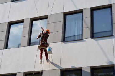 Ofisin ön cephesinde çalışıyor.