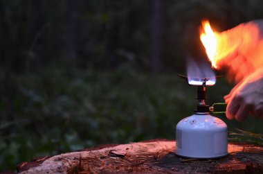 gaz kampı sobası gece çalışıyor.