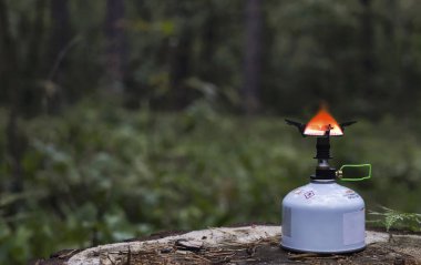 gaz kampı sobası gece çalışıyor.