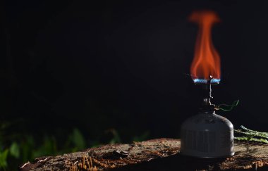 gaz kampı sobası gece çalışıyor.