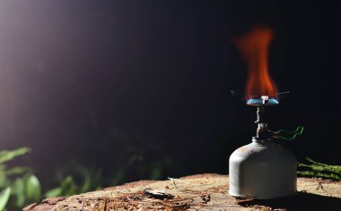 gaz kampı sobası gece çalışıyor.