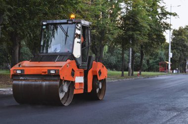 Çalışan asfalt silindiri hizalama taze asfalttır