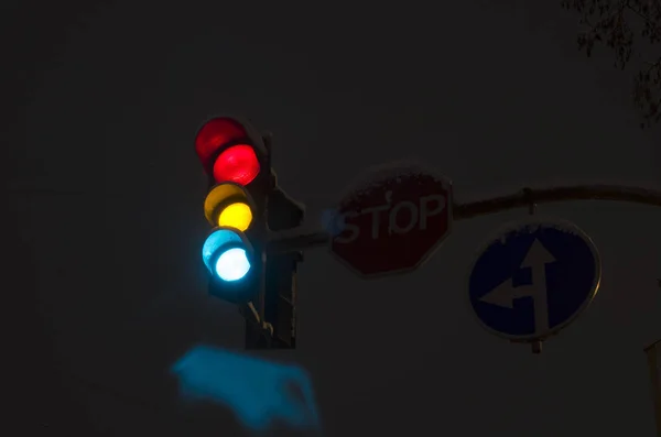 Közlekedési Lámpa Tábla Téli Éjszakában — Stock Fotó