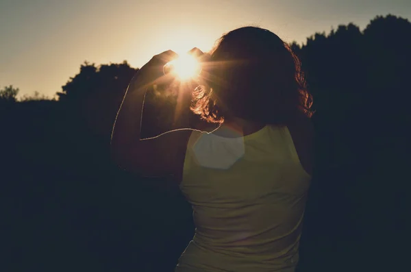 Femeia Ține Soarele Mână — Fotografie, imagine de stoc