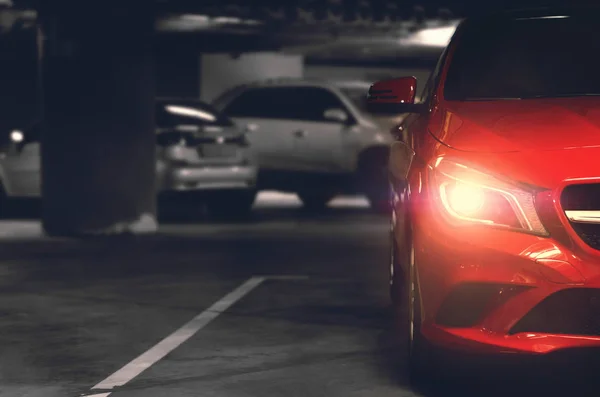 ガレージの駐車場の赤い車のヘッドライト — ストック写真