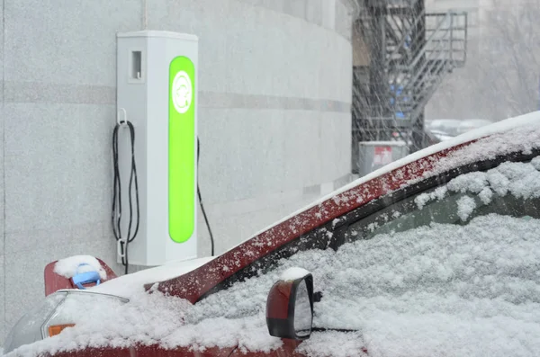 冬の充電ステーションでの電気自動車 — ストック写真