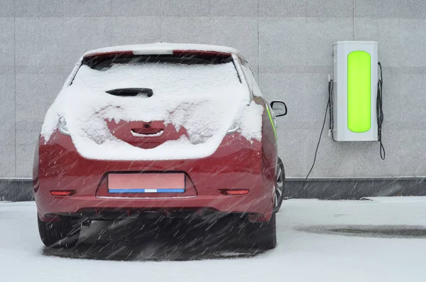 Ηλεκτρικό Αυτοκίνητο Στο Σταθμό Φόρτισης Χειμώνα — Φωτογραφία Αρχείου