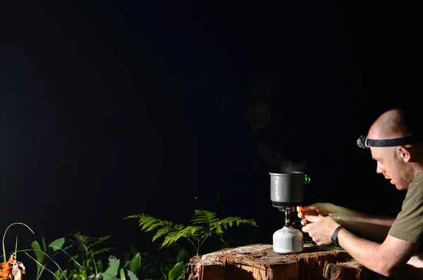 Man Antända Lägerspis Natten Skog — Stockfoto