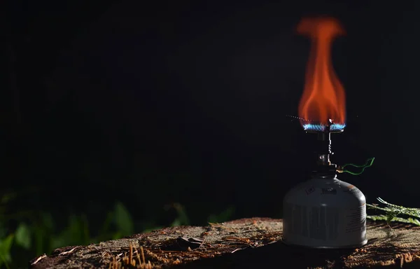 gaz kampı sobası gece çalışıyor.