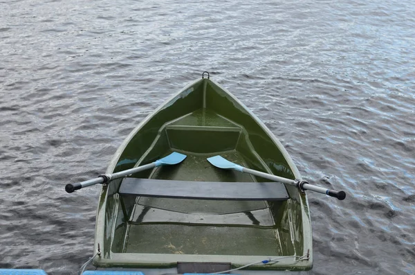 旧绿色救援艇在水面上 — 图库照片