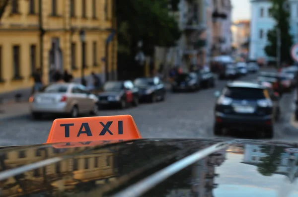 Знак Такси Фоне Старого Европейского Центра Города — стоковое фото