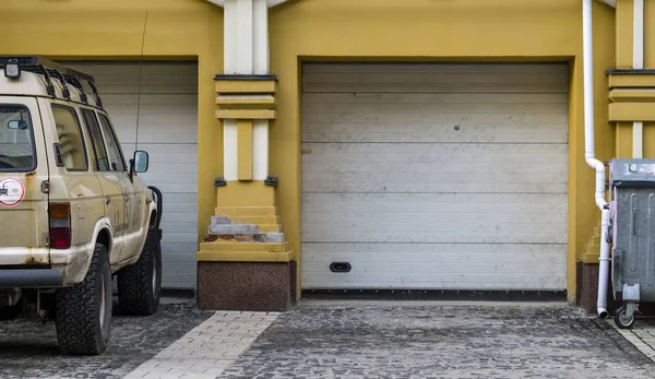Road Suv Parked Residental Garage — Stock Photo, Image