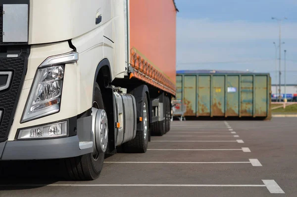 Koplamp Van Semi Vrachtwagen Parkeren Met Scheepscontainer Wazige Achtergrond — Stockfoto