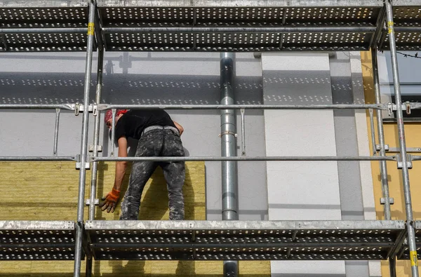労働者は建物の壁に断熱材を作り — ストック写真