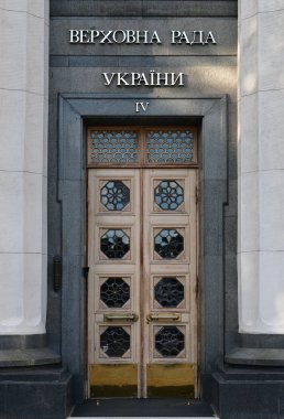 Ukrayna Parlamentosu kapısı ve cephesi