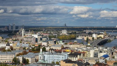Kiev-Podil ve Dnepr nehrinin tarihi merkezi. Yukarıdan görüntüle