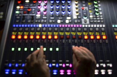 Ses karıştırıcı bulanık arkaplan üzerinde dj çalışması