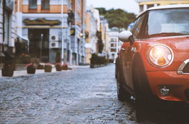 Kiev / Ukrayna - 07.13.17: Mini Cooper yağmurlu havada şehir merkezinde