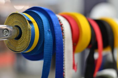 Ukrayna bayrağı renginde farklı renkte kumaş bantları