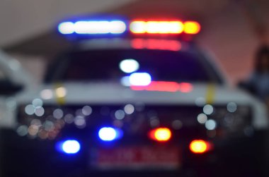 Parlayan ışıkları olan polis arabası.