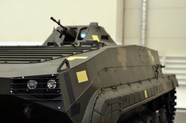 Çatıda makineli tüfeği olan zırhlı asker taşıyıcısının farları.