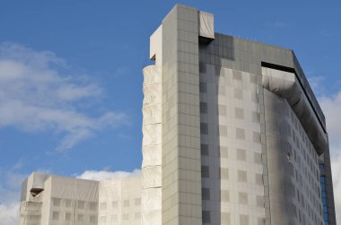 Bina kumaşla kaplı.