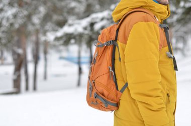 Kışın sırt çantalı adamlar