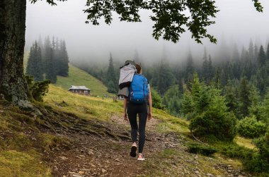 Yürüyüşçü kız evine gidiyor.
