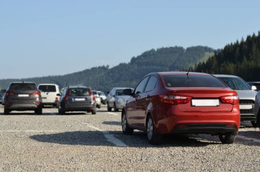 dağlarda kırmızı otopark