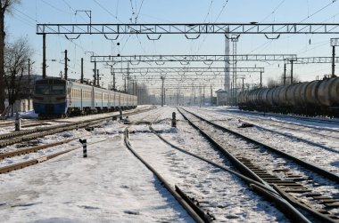 Kış istasyonda yolcu banliyö treni