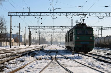 Kışın demiryolu elektrikli lokomotif