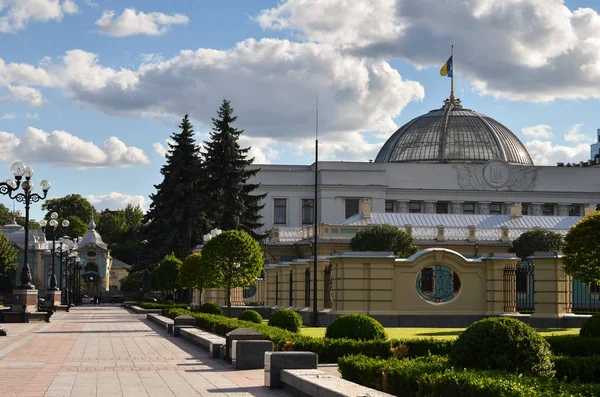 Yaz sabahı Ukrayna Parlamentosu veya Rada